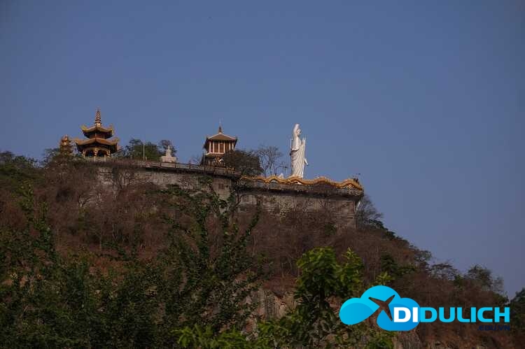 chua-chau-thoi-binh-duong-7_optimized Chùa Châu Thới nhìn từ bên dưới